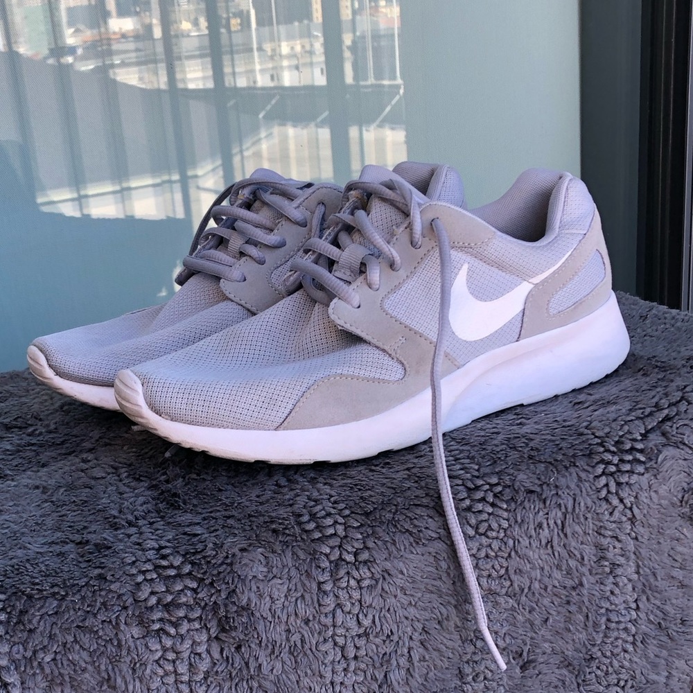Nike Sneaker Gray with Leather Detail